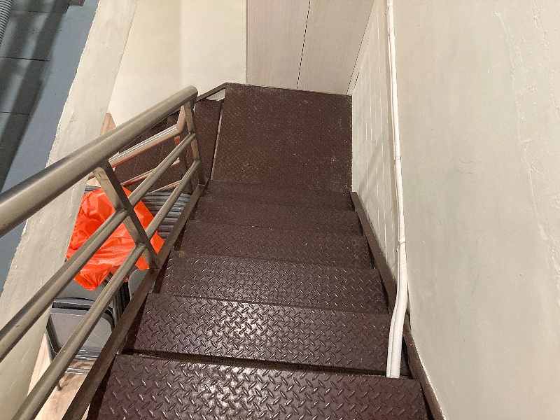 通往地下室的樓梯